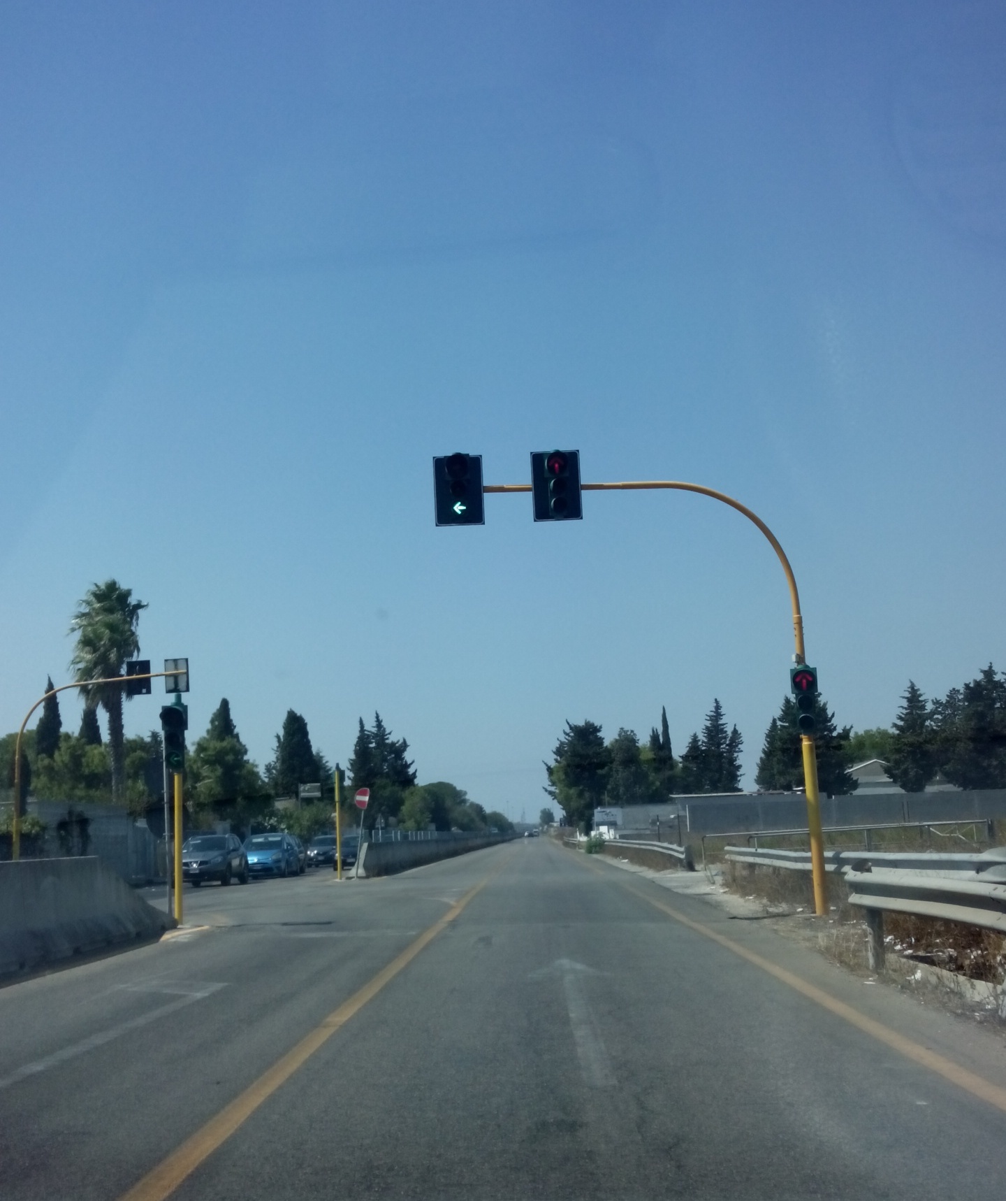 Strada Lecce – San Cataldo (S.p. 364). Ad alta densità di traffico e pericolosa per le carenze manutentive.
